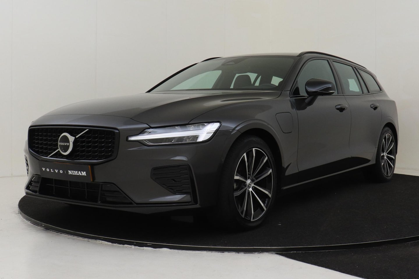 Volvo V60 - T6 PLUG-IN HYBRID AWD PLUS DARK -HARMAN/KARDON|360°CAM|SPORTSTOELEN|BLIS|POWER-SEATS|TREKH - AutoWereld.nl