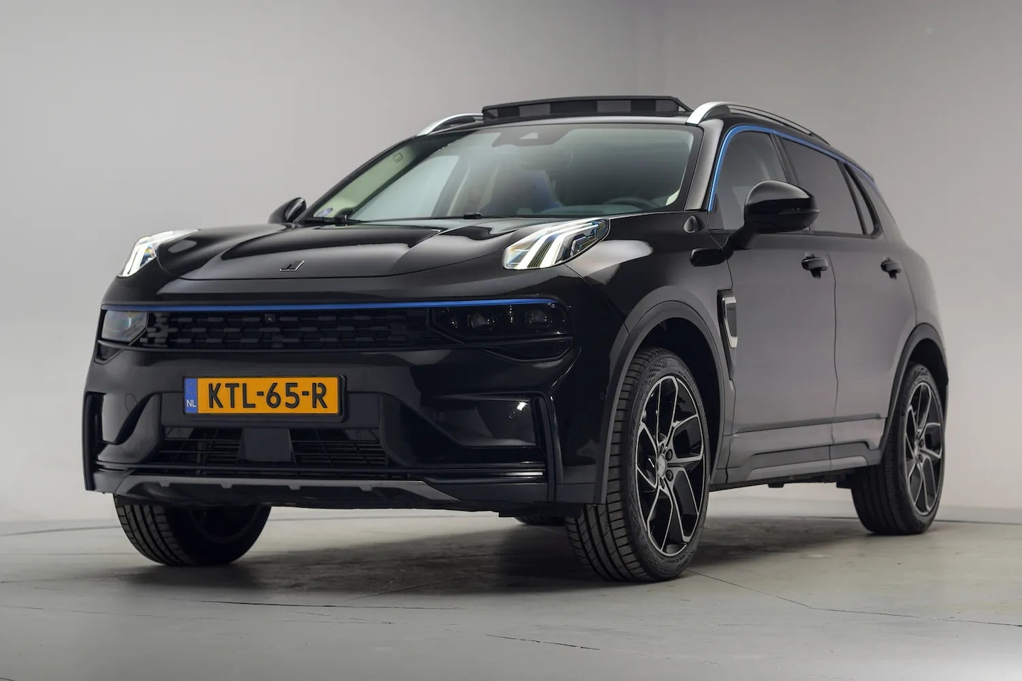 Lynk & Co 01 - 1.5 PHEV MY22 6,6kW Zwart [ Pano 360ºcam Infinity-audio Navi ] - AutoWereld.nl