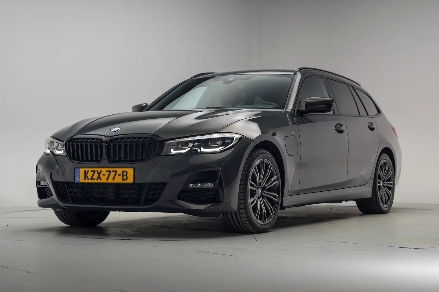 BMW 3-serie Touring - 320e M Sport Shadow [ SoH 88,5% | Stoelverwarming Live-cockpit prof. Trekhaak ] - AutoWereld.nl