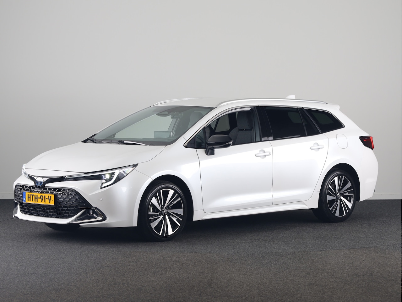 Toyota Corolla Touring Sports - Hybrid 180 Dynamic | Parkeersensoren V+A | Half lederen bekleding | Parelmoer lak | Stoelv - AutoWereld.nl