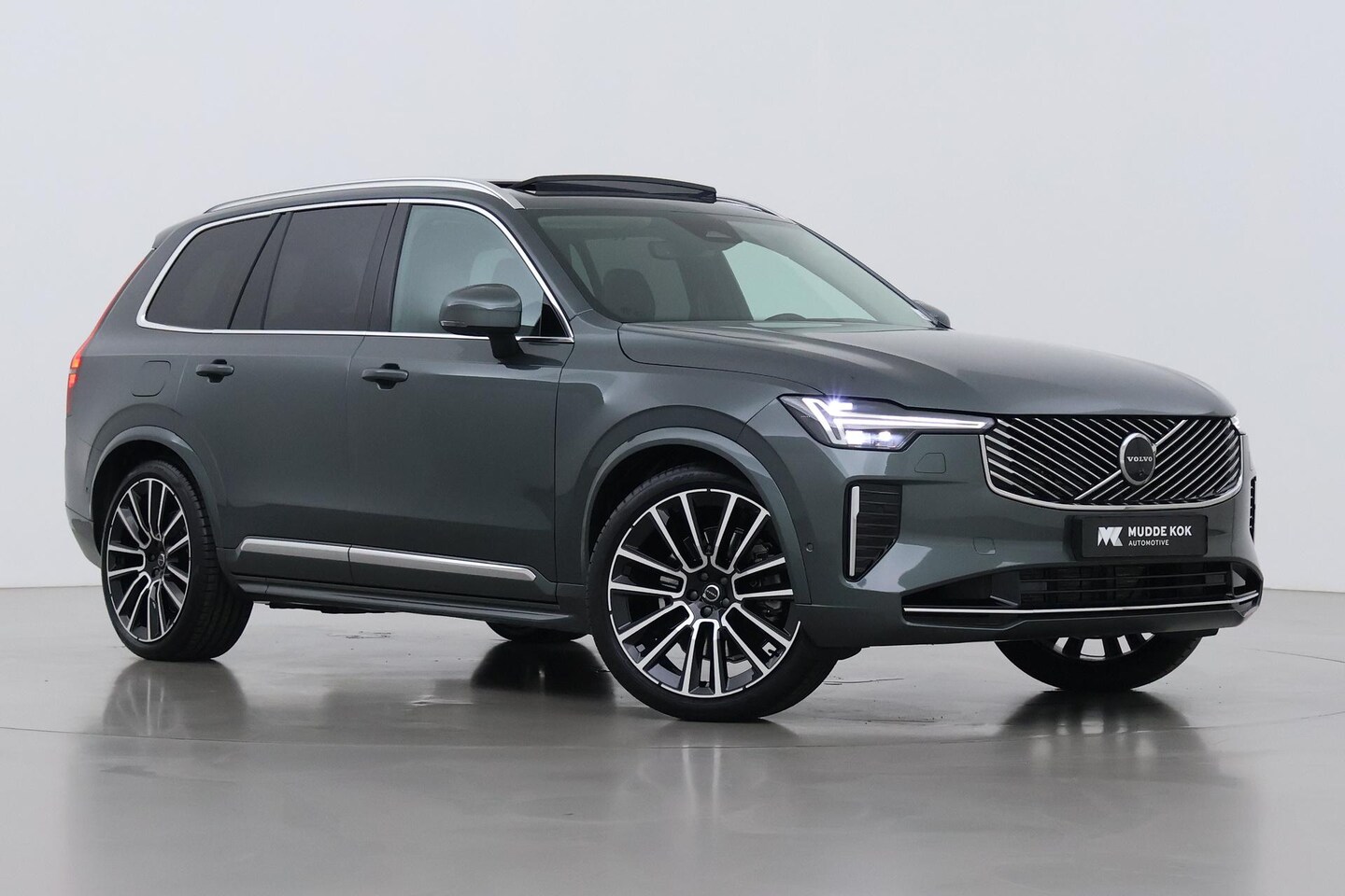 Volvo XC90 - T8 Ultra Bright | Luchtvering | B&W | 22 Inch | Panoramadak | Trekhaak | 360° Camera | Hea - AutoWereld.nl