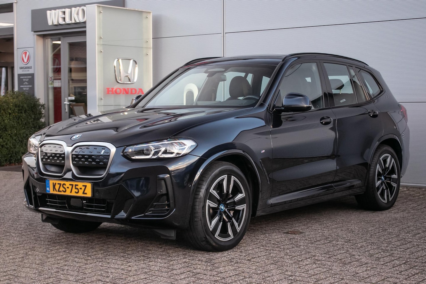 BMW iX3 - Executive 80 kWh - Dealerond. | Leder | Schuif/kanteldak | Stoelverw. - AutoWereld.nl