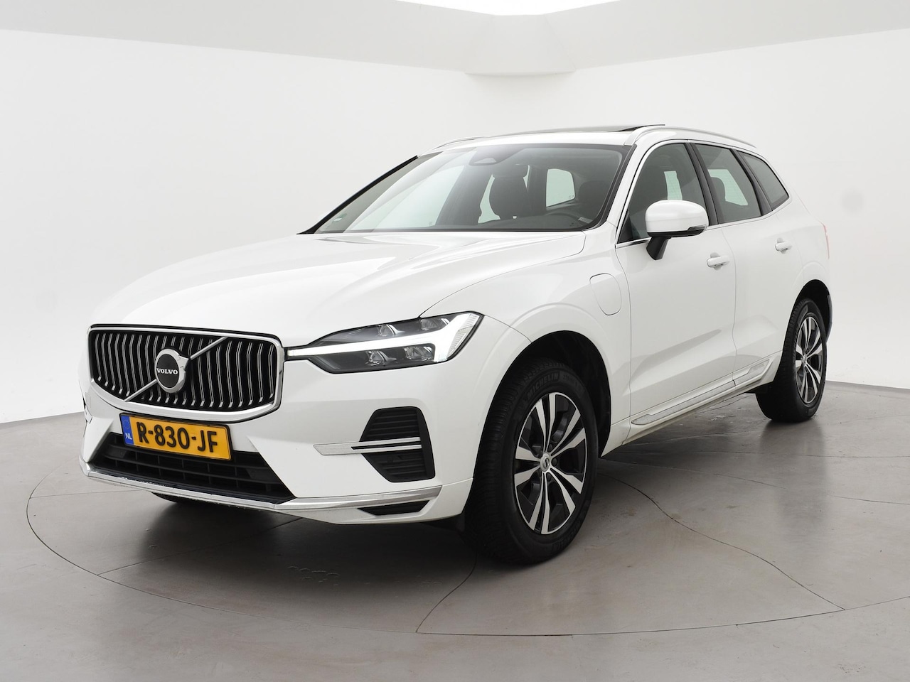 Volvo XC60 - 2.0 T6 350 PK PLUG-IN HYBRID AWD CORE BRIGHT + ELEK. TREKHAAK 2250 KG | PANORAMA | CARPLAY - AutoWereld.nl