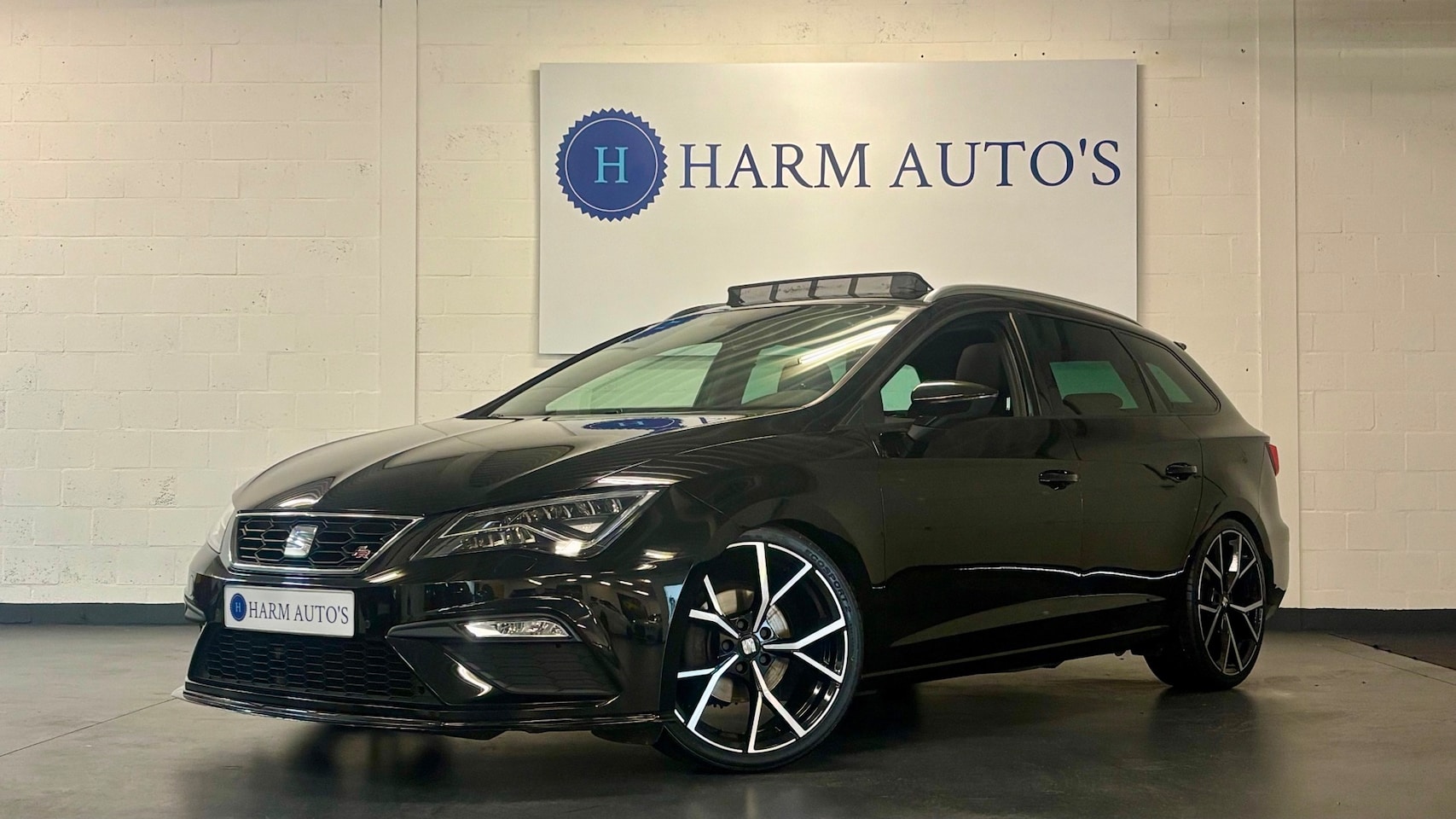 SEAT Leon Sportstourer - 1.5 eTSI FR Edition 150pk DSG Pano / Trekhaak / Navi / LED / Cam - AutoWereld.nl