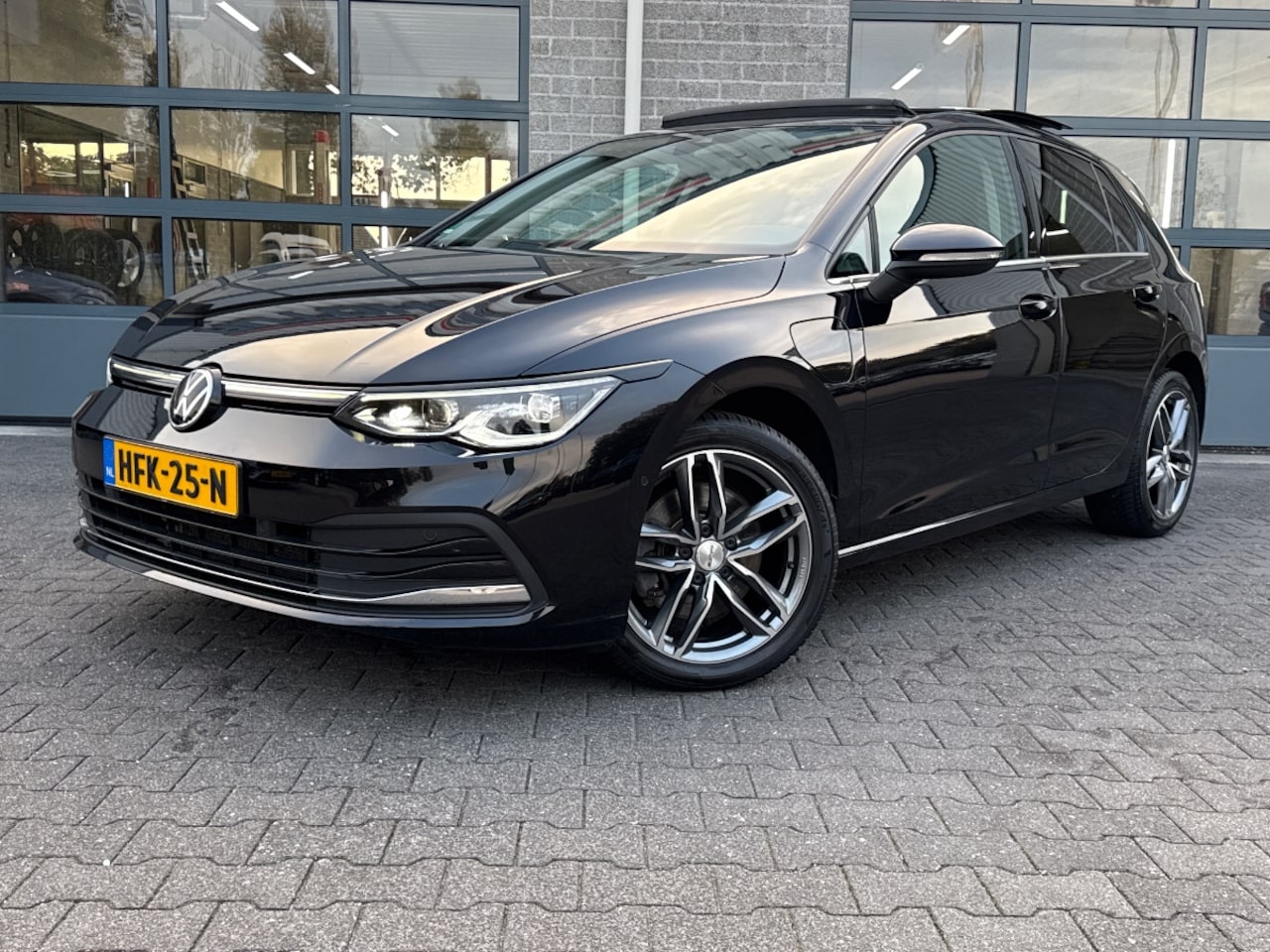 Volkswagen Golf - 1.4 eHybrid Style|SCHUIFDAK|ELEK. TREKHAAK|CAMERA| - AutoWereld.nl