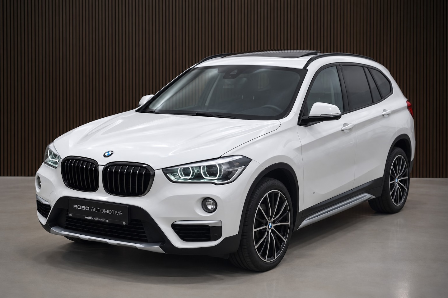 BMW X1 - sDrive20i Orange Edition II | Harman Kardon | Panoramadak | Head-Up Display | Trekhaak | S - AutoWereld.nl