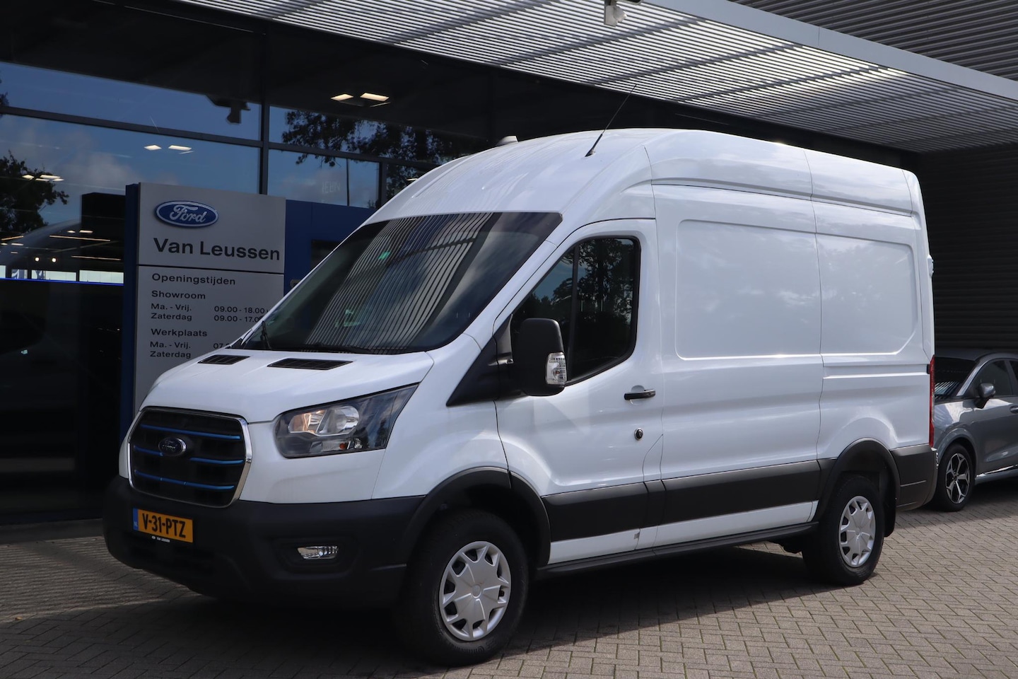 Ford E-Transit - 350 L2H3 TREND 68KWH FABRIEKSAUTO! CAMERA 3-PERS STOELVERW. P-SENSOREN ALL-SEASON 4-JAAR/1 - AutoWereld.nl