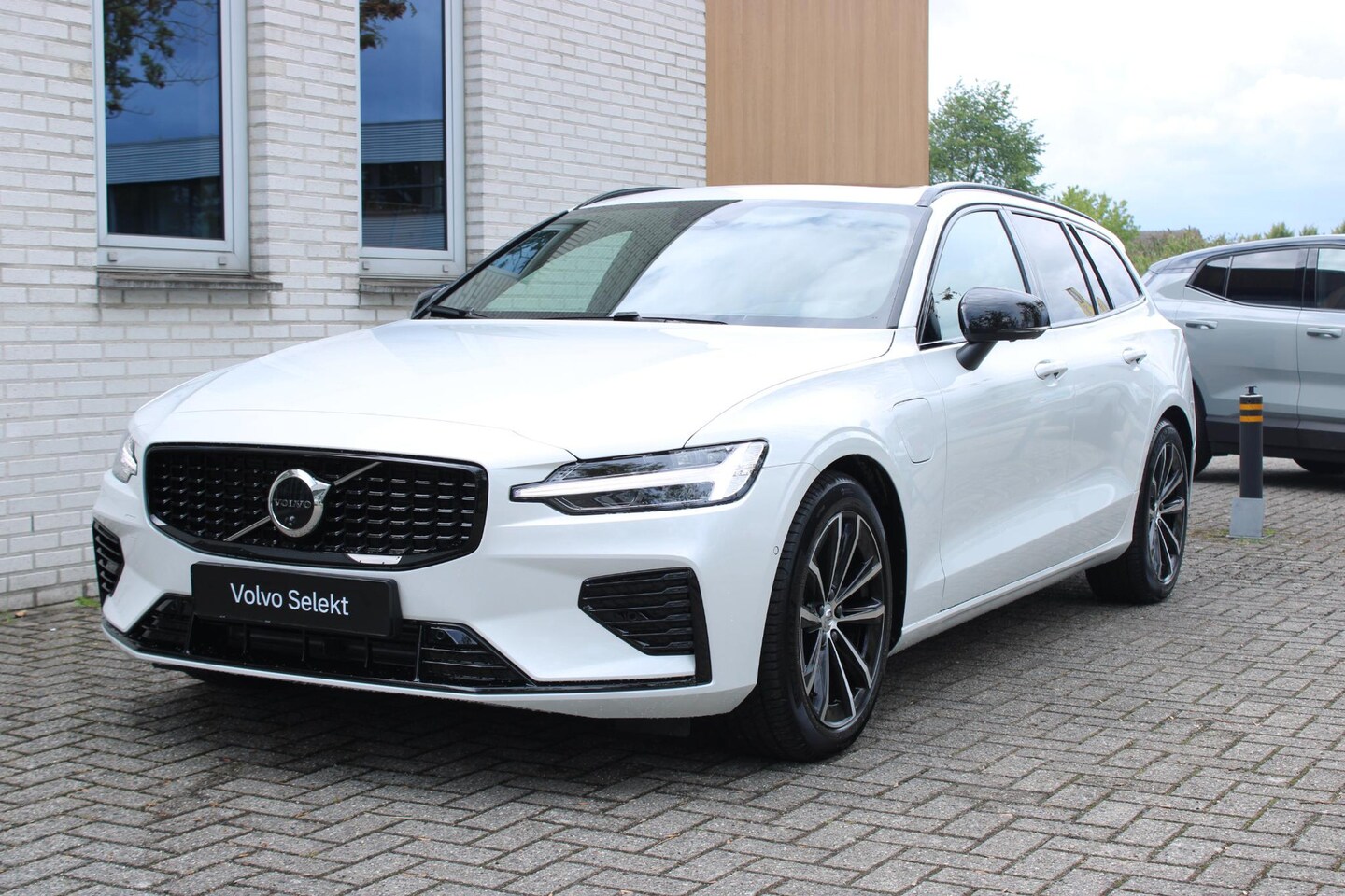 Volvo V60 - T8 Plug-in hybrid AWD Plus Dark | Trekhaak | Panoramadak | Verwarmbare voorstoelen, achter - AutoWereld.nl