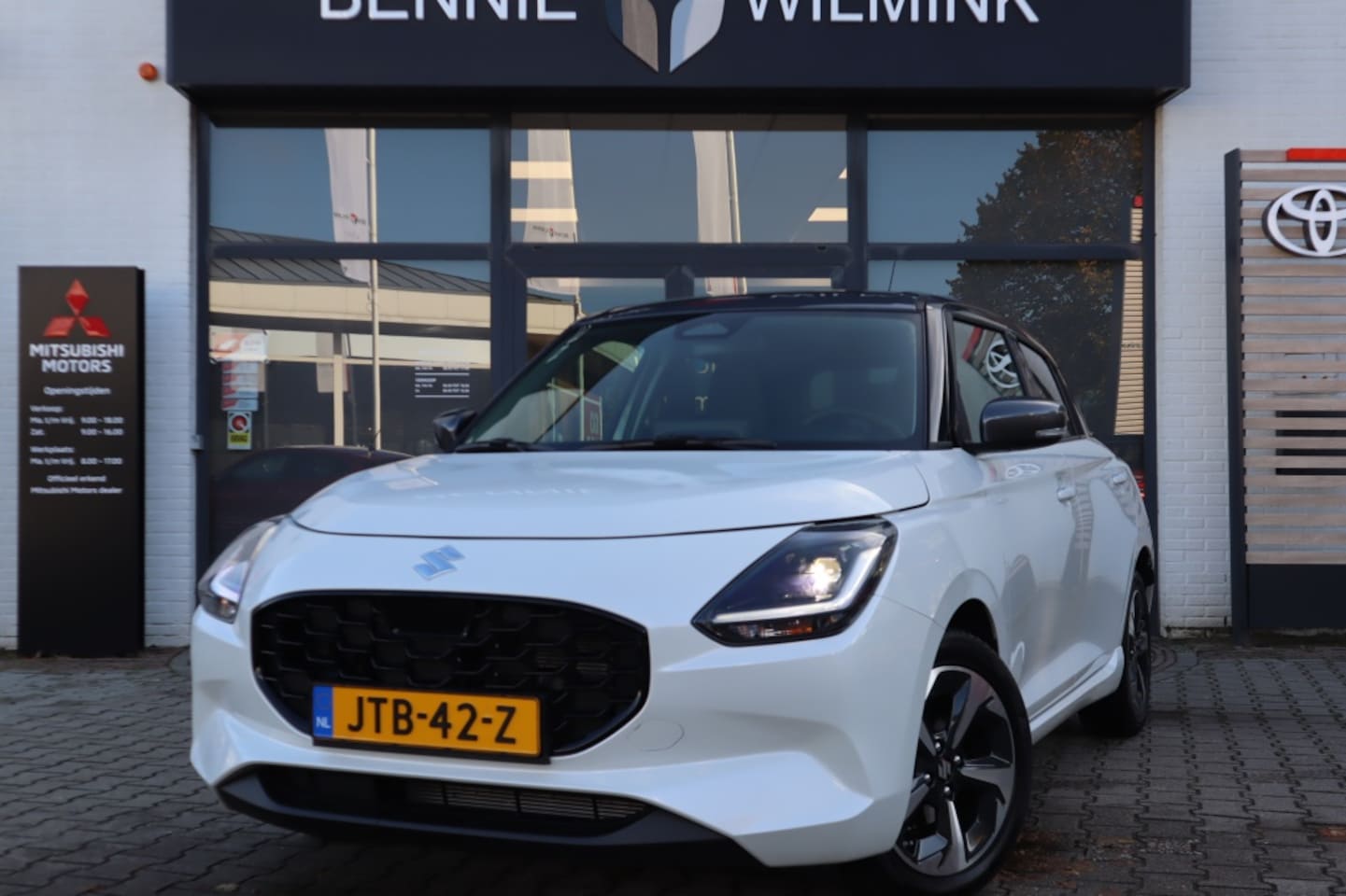 Suzuki Swift - 1.2 Style Smart Hybrid AdaptiveCruise | All Season | Carplay | Keyless - AutoWereld.nl
