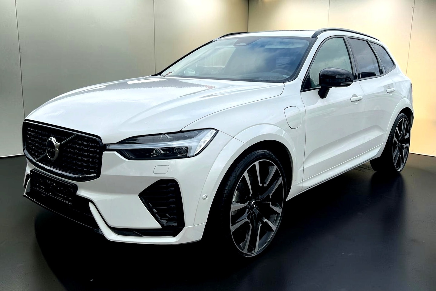 Volvo XC60 - 2.0 T8 AWD 335kW/456pk Aut8 Plug-in hybrid Ultra Dark LUCHTVERING + BOWERS&WILKINS + PANOR - AutoWereld.nl