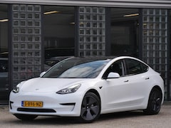 Tesla Model 3 - RWD 60kWh PLUS/ WARMTEPOMP/ LFP ACCU/ TREKHAAK/ NL-AUTO 1STE EIGENAAR/ SOH 93%