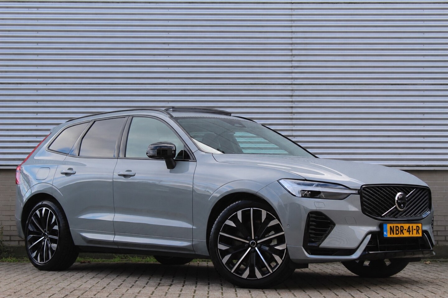 Volvo XC60 - 2.0 T6 Plug-in hybrid AWD Plus Dark | Luchtvering | Head-up | Trekhaak | 360 Camera - AutoWereld.nl