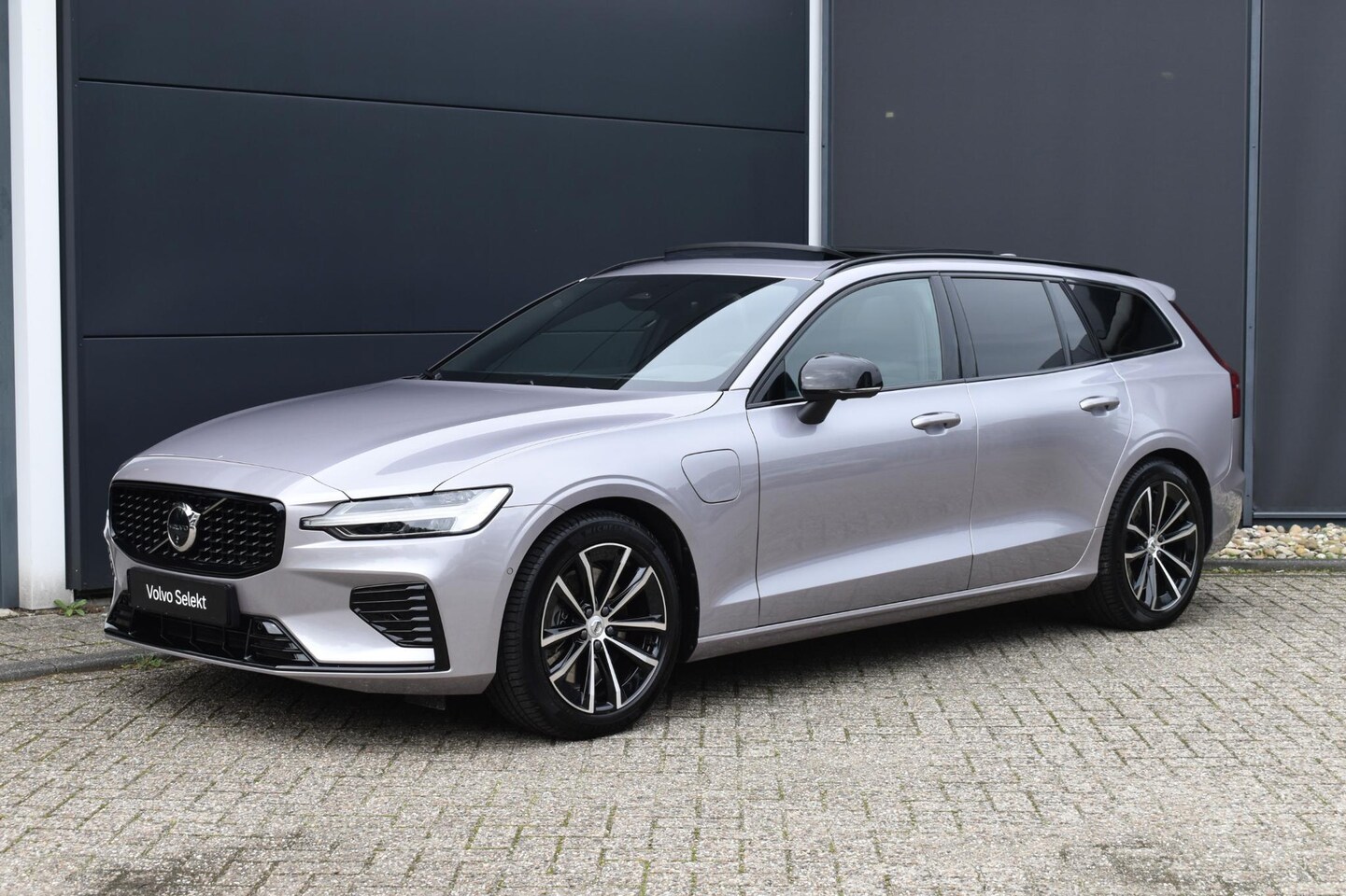 Volvo V60 - T8 Plug-in hybrid AWD Ultra Dark | Panoramadak | Trekhaak | 360 graden camera | Head-up di - AutoWereld.nl