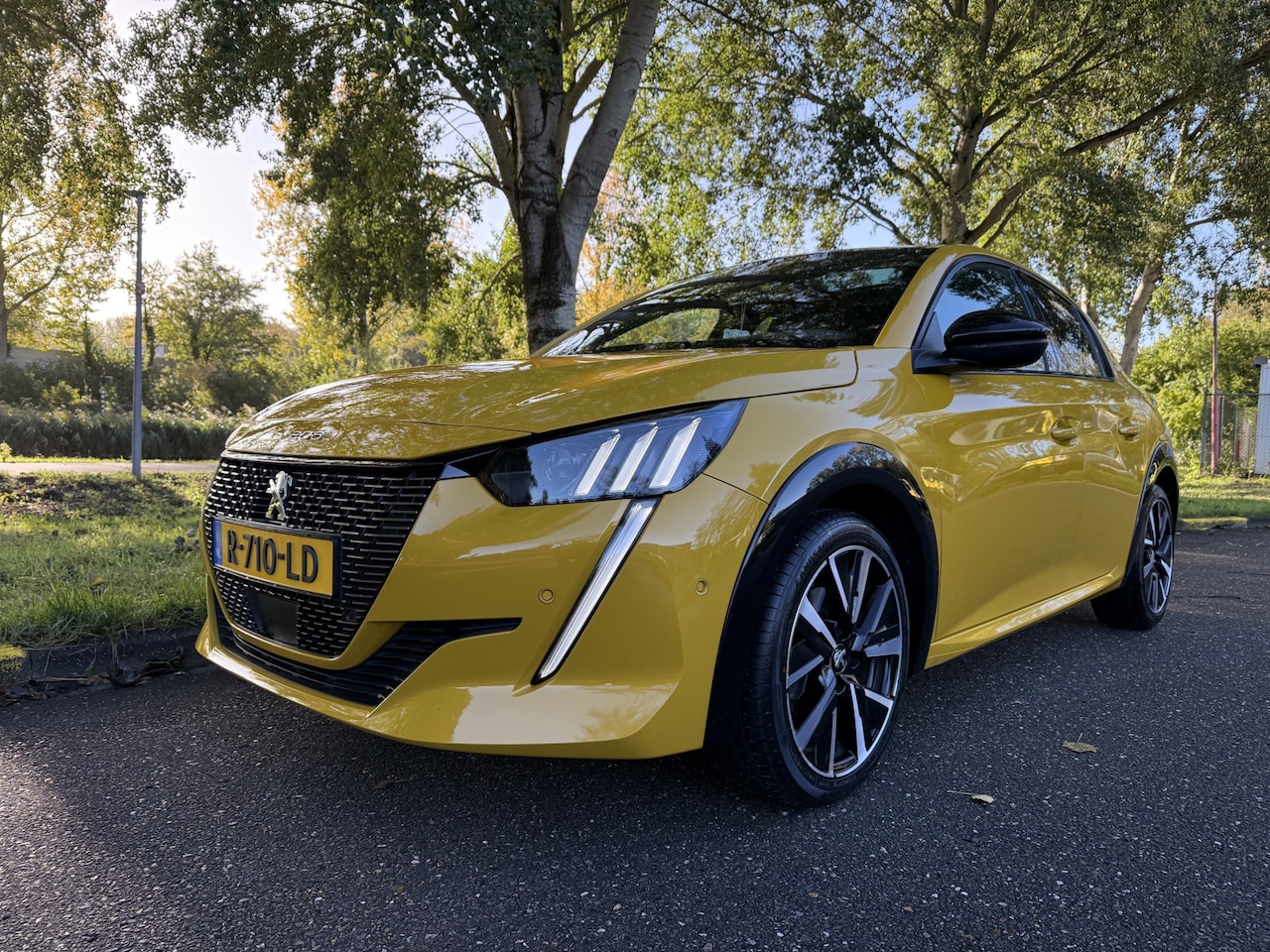 Peugeot 208 - 1.2 PureTech GT Pack Pano Stoelverwarming 3D cockpit - AutoWereld.nl