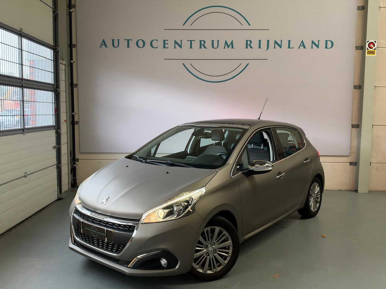 Peugeot 208 - 1.2 PureTech Allure origineel mat, Panorama dak, Navi, Airco, Parkeersensoren - AutoWereld.nl