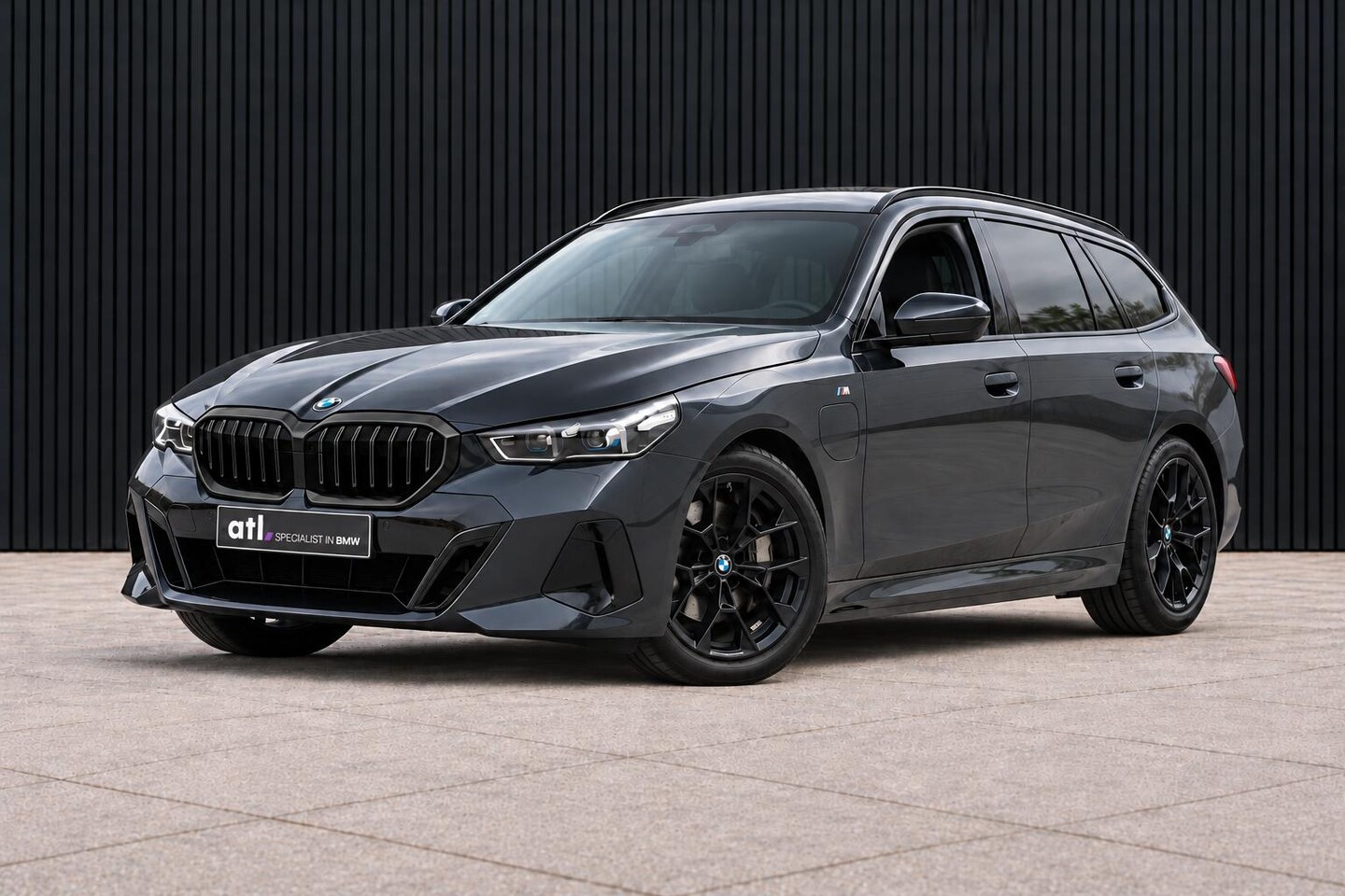 BMW 5-serie Touring - 550e xDrive M-Sport | HUD | H&K | 360 | Drive Ass Pro | Comf stoel | Memory | Adap onderst - AutoWereld.nl