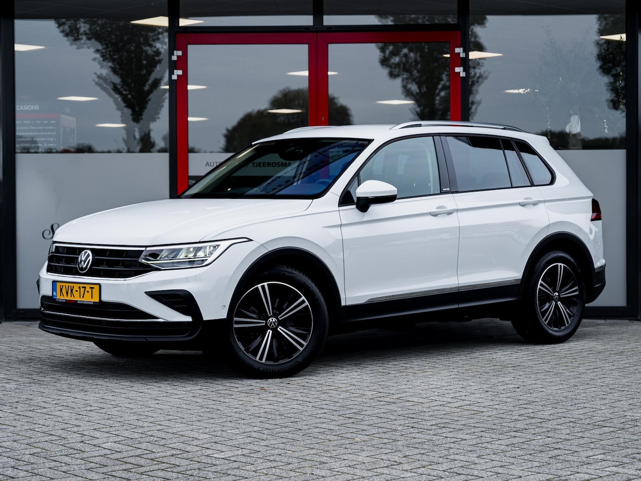 Volkswagen Tiguan - 1.5 TSI Elegance | Camera | Navigatie | Stoelverwarming | Adaptieve Cruise Control | Clima - AutoWereld.nl
