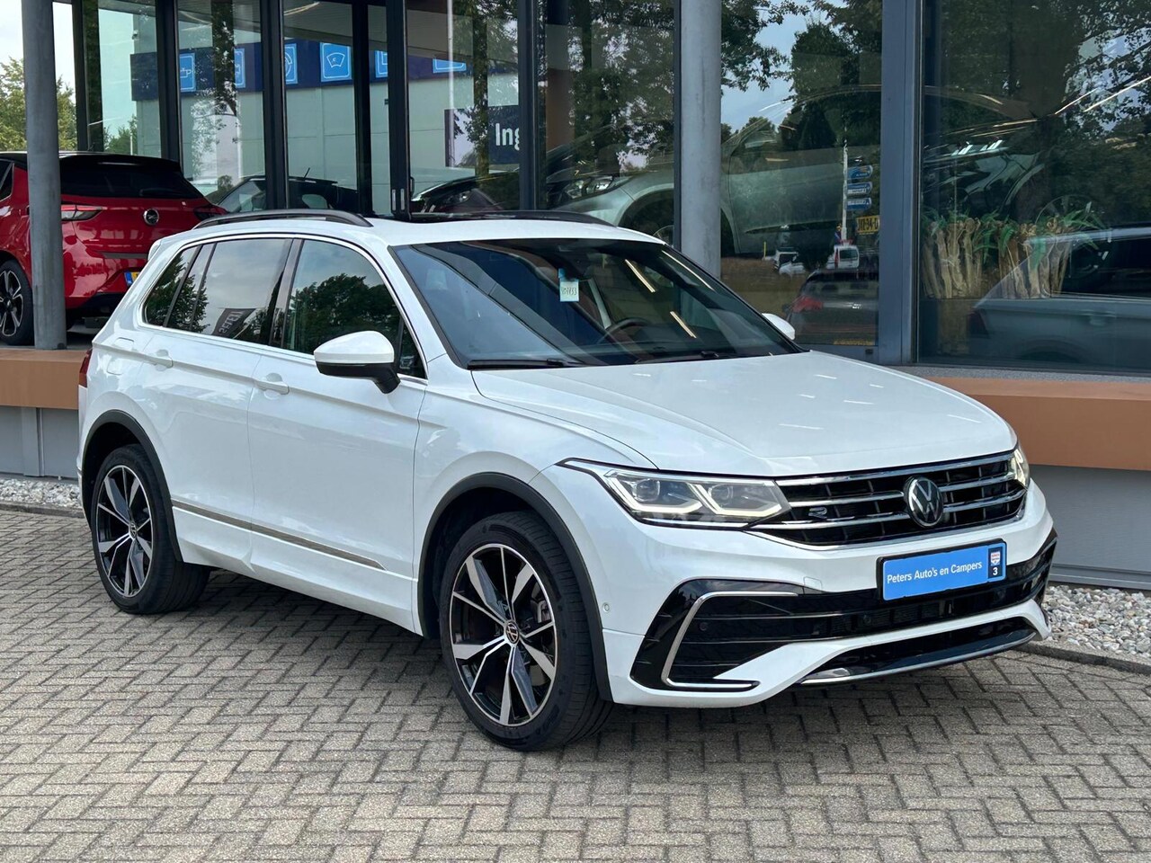 Volkswagen Tiguan - 1.4 TSI eHybrid R-Line Business / PANO / TREKHAAK / - AutoWereld.nl