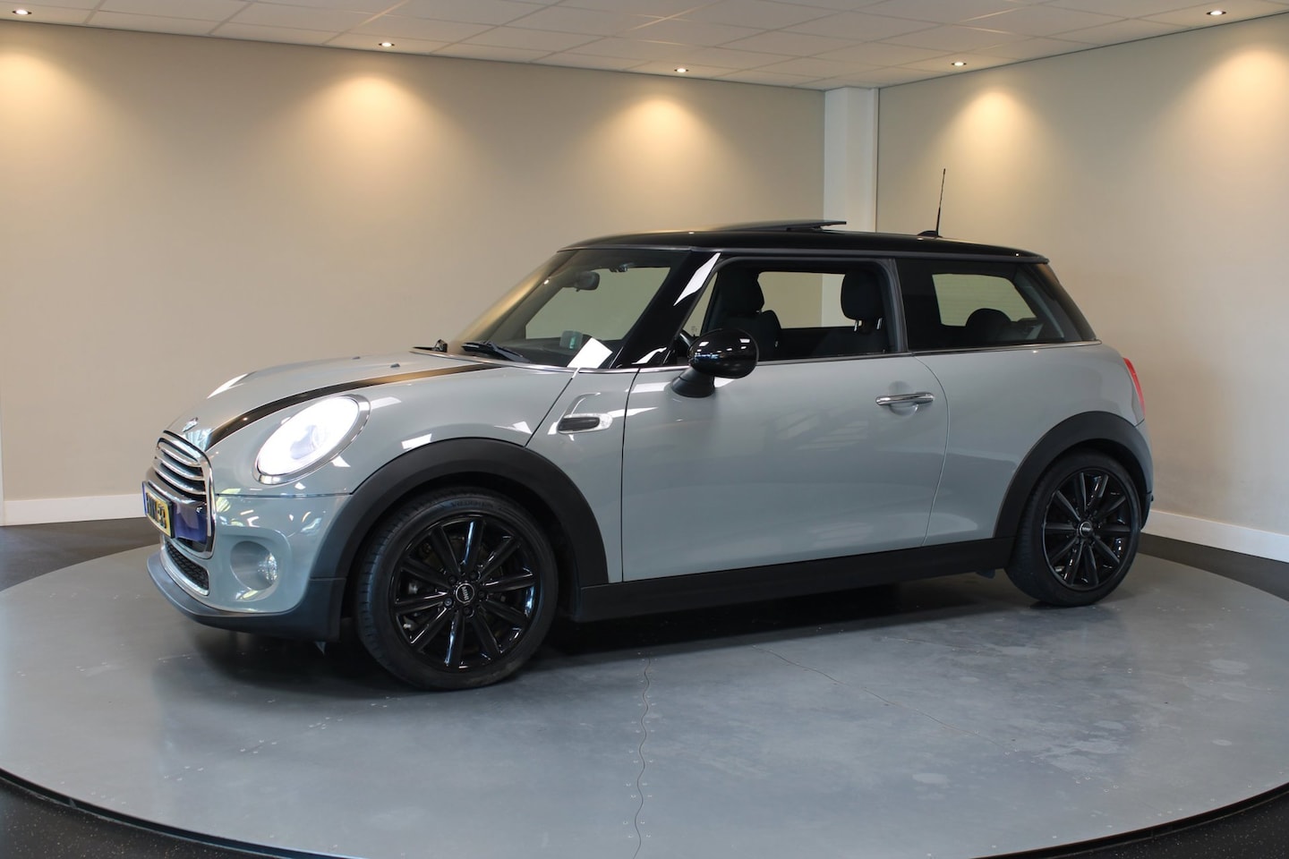 MINI 3-Deurs - 1.5 Cooper Chili *1ste Eigenaar* Pano|HUD|LED|Nardo-Grey|Half-Leder|Cruise|Climate|Navi|Sf - AutoWereld.nl