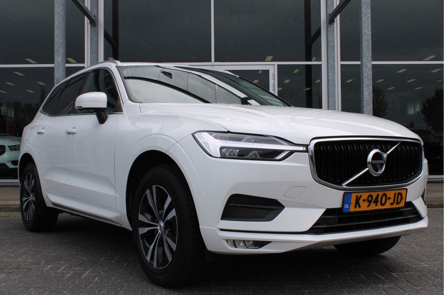 Volvo XC60 - B4 198PK Automaat Business Pro | Trekhaak | H&K Audio | Adapt. Cruise | 360 Camera | Priva - AutoWereld.nl