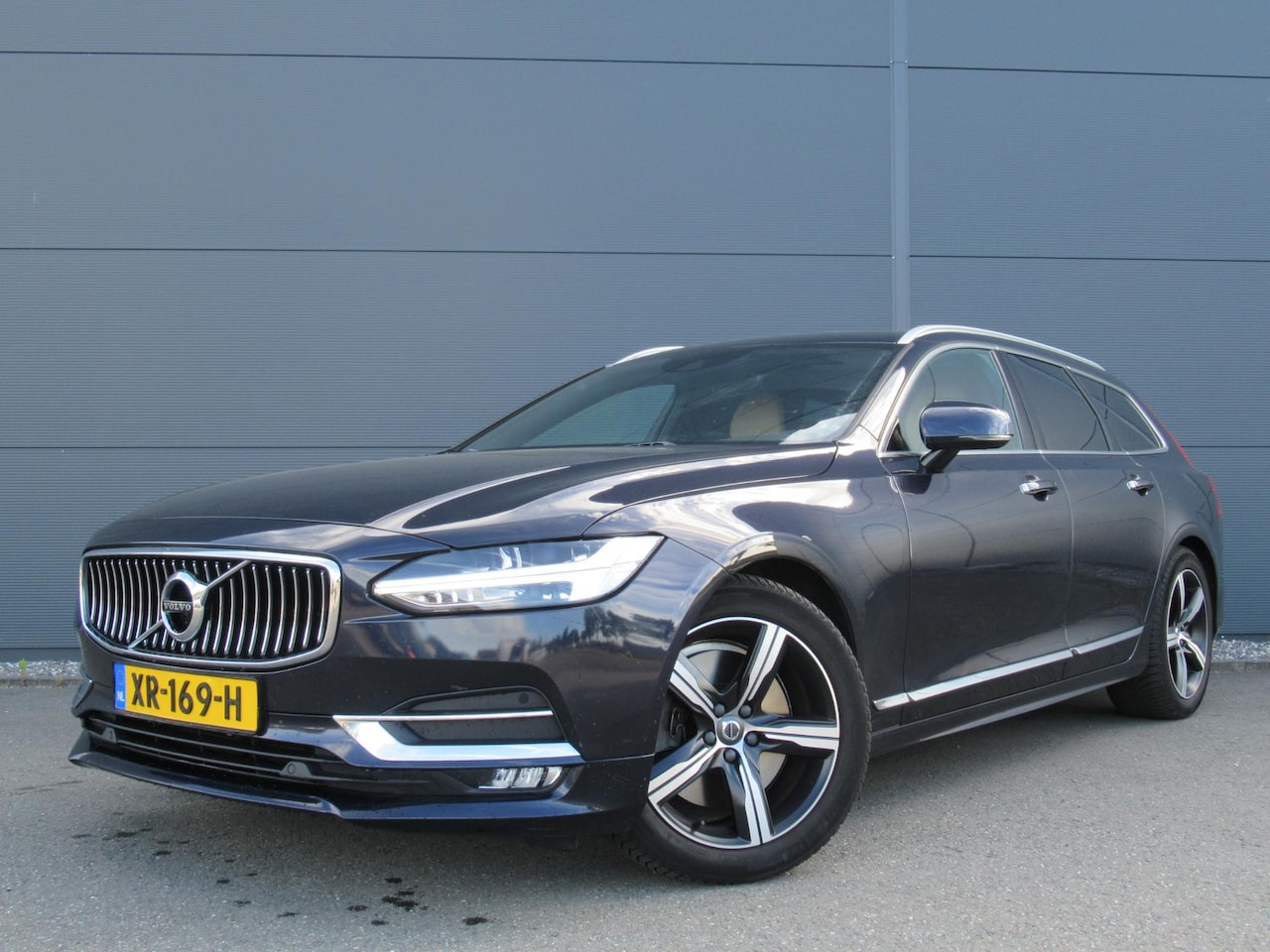 Volvo V90 - 2.0 T4 Inscription | Cruise control adaptief | Camera | Standkachel | Trekhaak | Apple Car - AutoWereld.nl