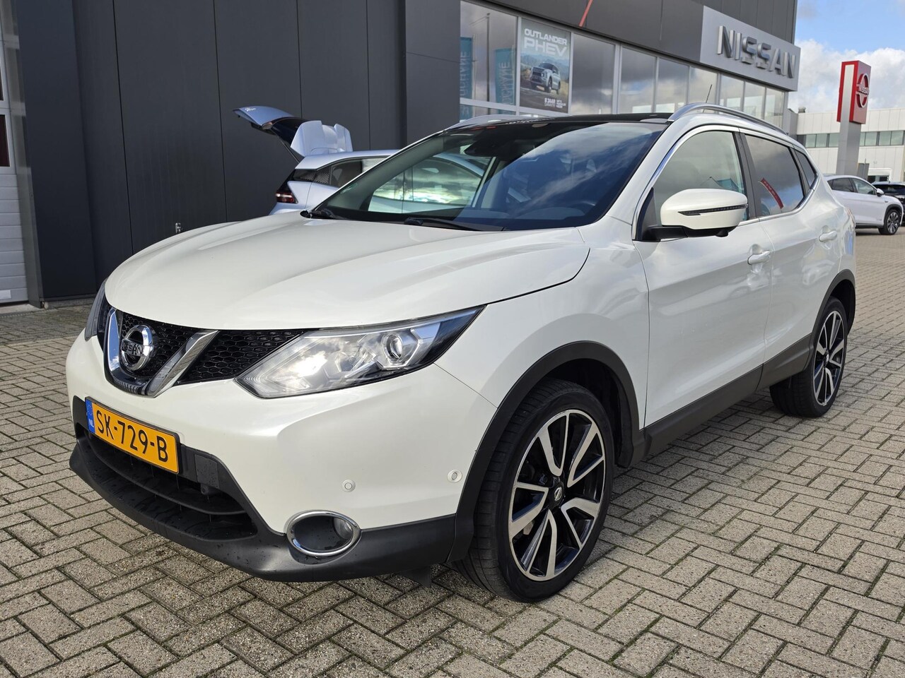 Nissan Qashqai - 1.6 Tekna | Trekhaak | Panoramadak | 360° camera | - AutoWereld.nl