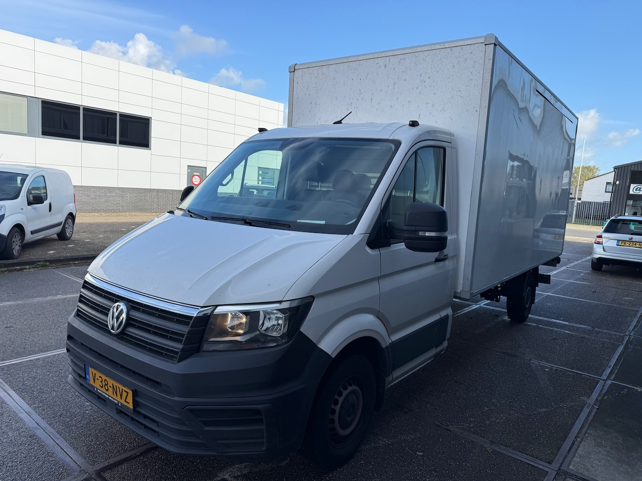 Volkswagen Crafter - 35 2.0 TDI L4 Highline / APK / AIRCO / 2-DEURS AUTOMAAT / BOEKJES / ALLES OPTIES DOEN HET/ - AutoWereld.nl
