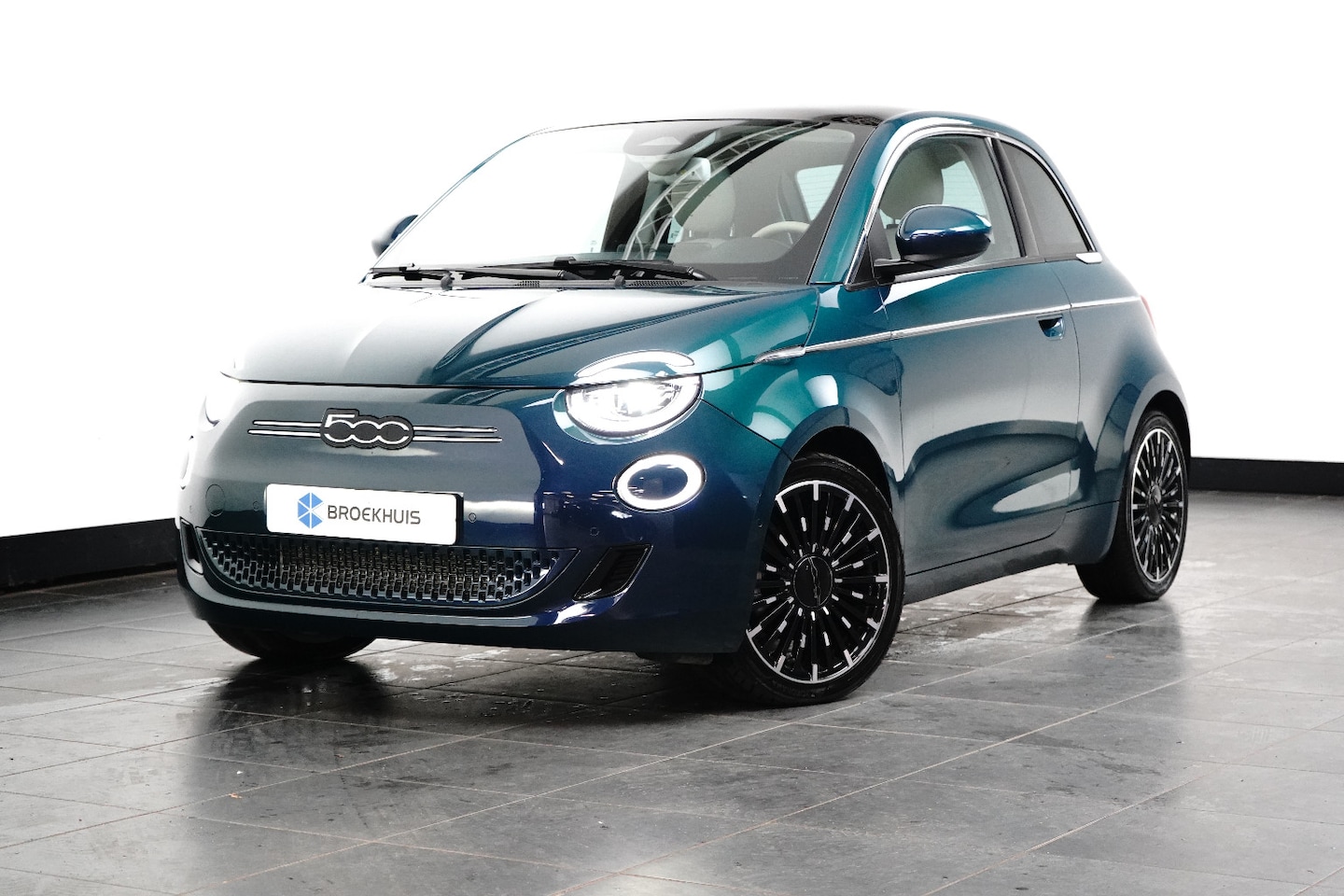 Fiat 500 - La Prima 42 kWh Panorama Dak | Adaptieve Cruise | Parkeersensoren Voor + Achter | Camera | - AutoWereld.nl