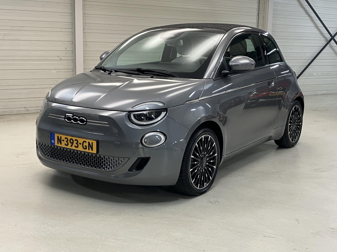 Fiat 500 C - La Prima 42 kWh / Cabrio / Full map navigatie / SOH 91,76% / All season banden / Apple car - AutoWereld.nl