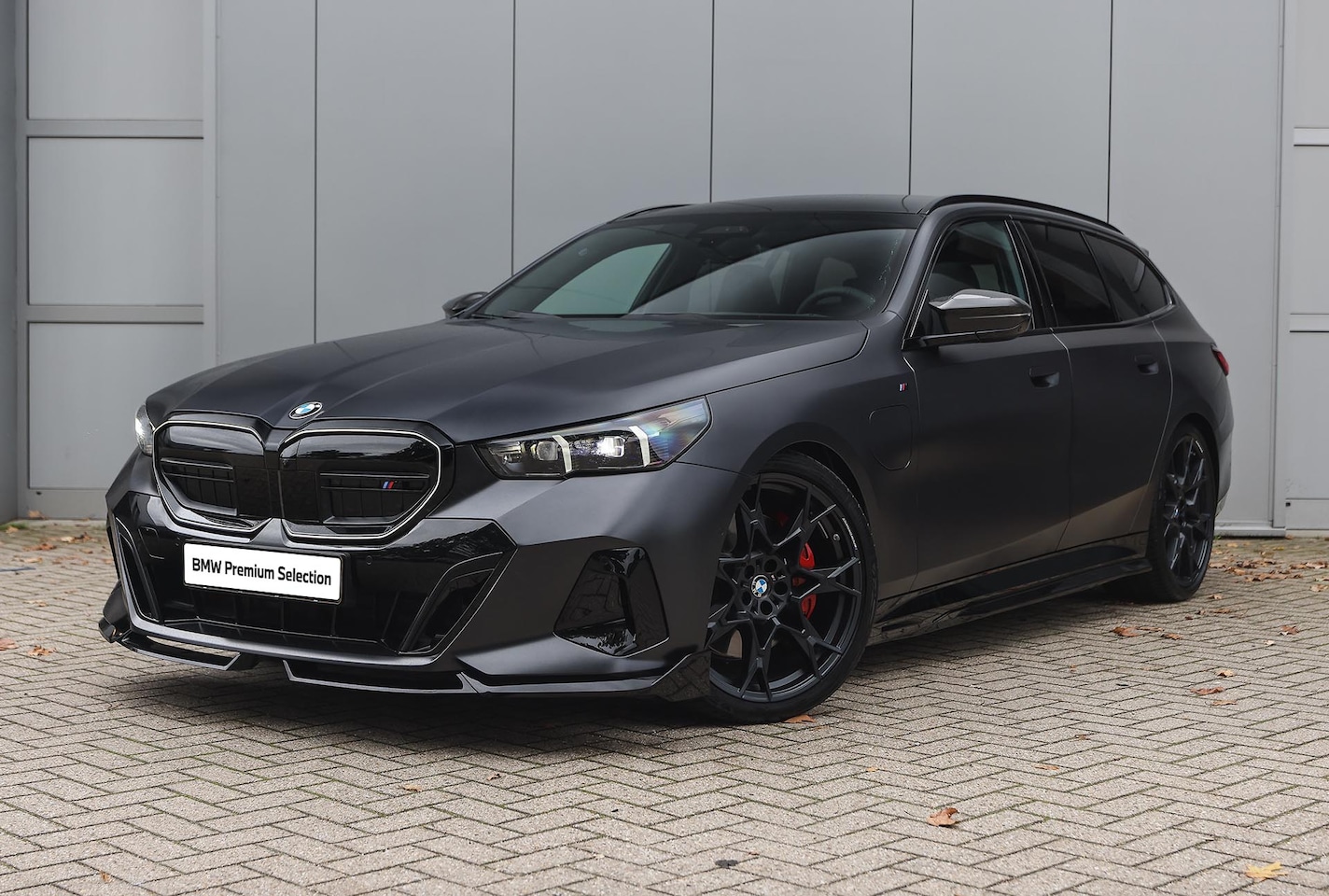BMW 5-serie Touring - 550e xDrive M Sport Automaat / Panoramadak / Trekhaak / Bowers & Wilkins / Adaptief onders - AutoWereld.nl