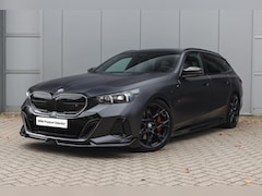 BMW 5-serie Touring - 550e xDrive M Sport Automaat / Panoramadak / Trekhaak / Bowers & Wilkins / Adaptief onders