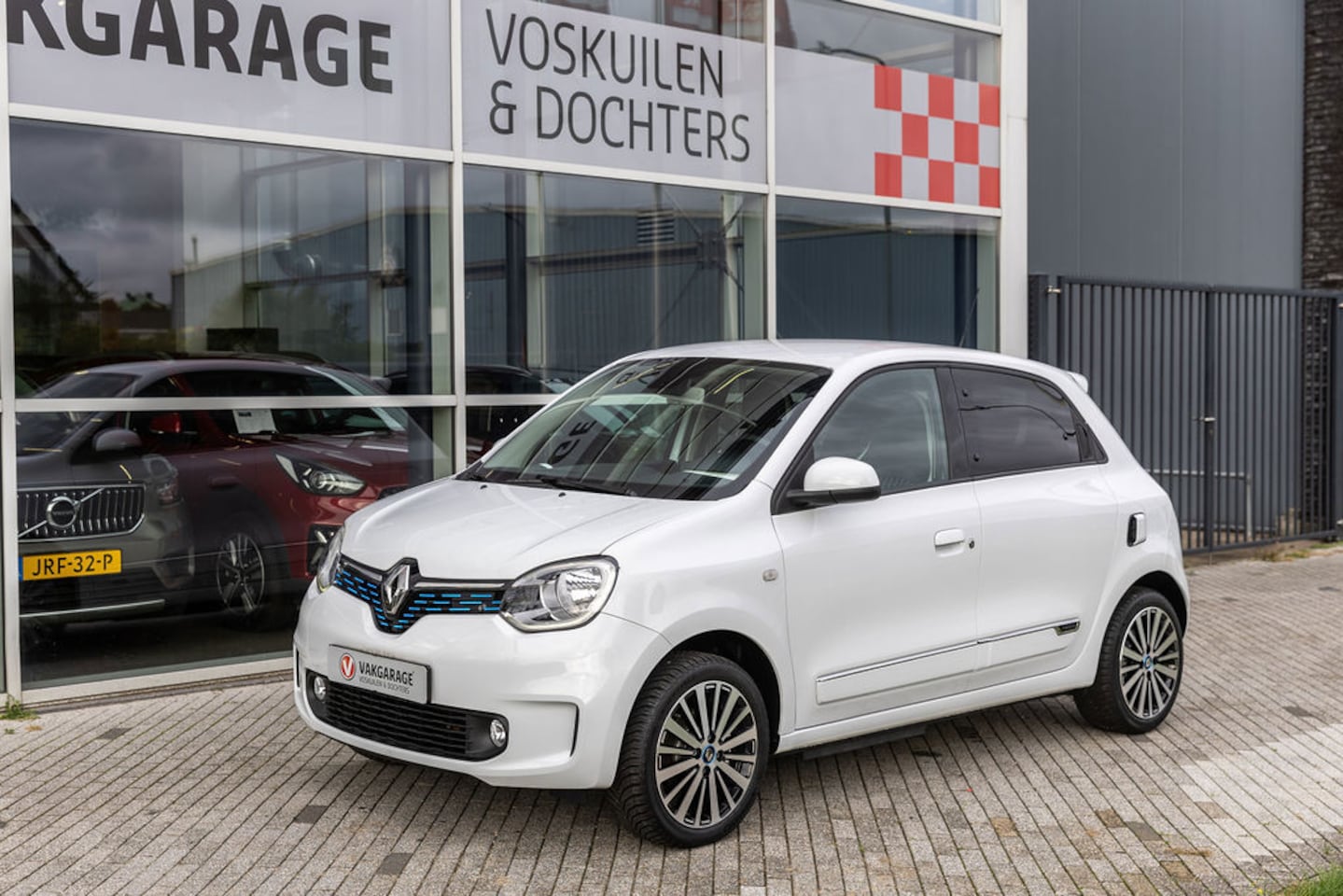Renault Twingo Z.E. - R80 Intens | All Season banden - AutoWereld.nl