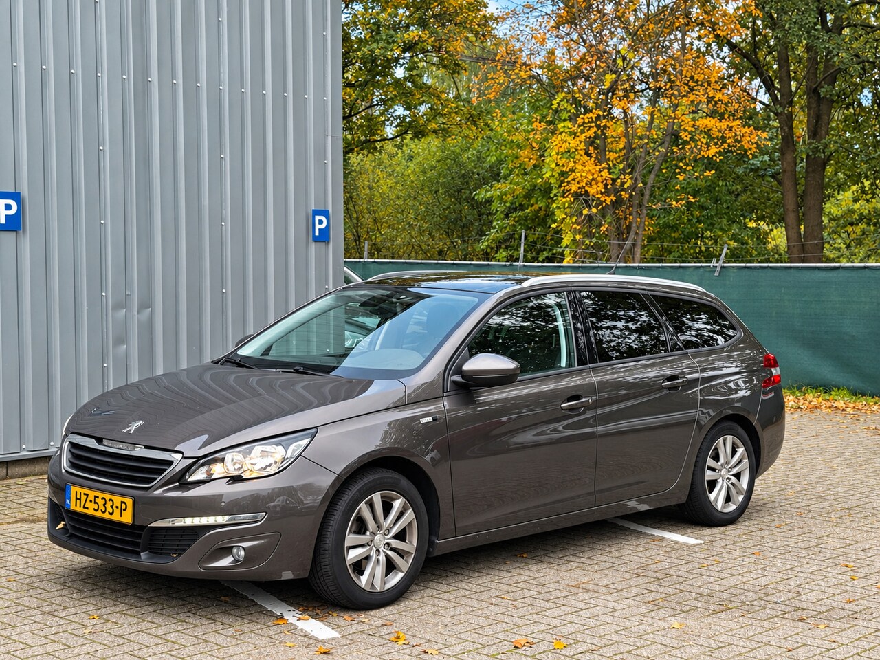 Peugeot 308 SW - 1.2 PureTech Style / Pano / Trekhaak - AutoWereld.nl