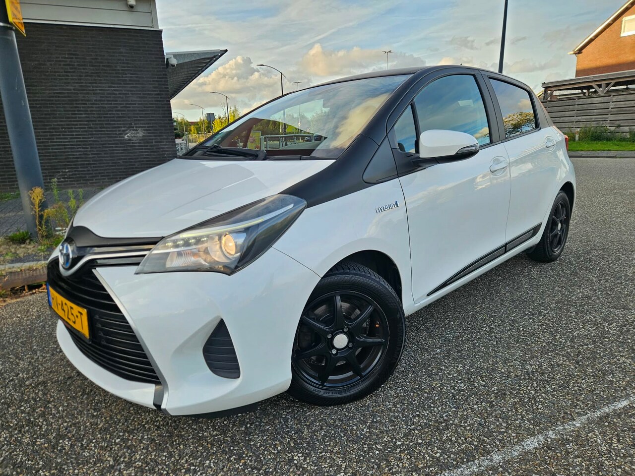 Toyota Yaris - 1.5 Hybrid Aspiration Bi-Tone GARANTIE - AutoWereld.nl