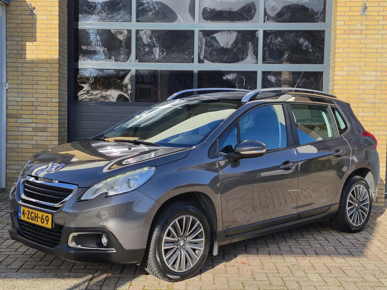 Peugeot 2008 - 1.2 PureTech Active | Panoramadak | Navigatie | Trekhaak - AutoWereld.nl