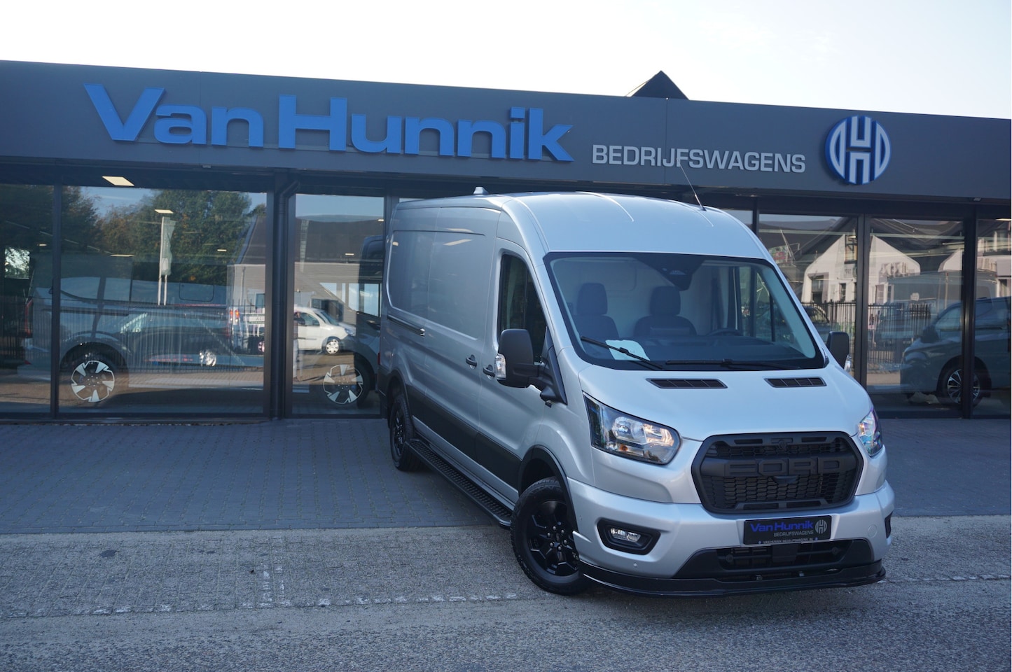 Ford Transit - 350L 130PK AUT JWR EDITION L3H2 BPM VRIJ!! Sync4 Navi, 360 Camera, LM Velg, Trekhaak!! NR. - AutoWereld.nl