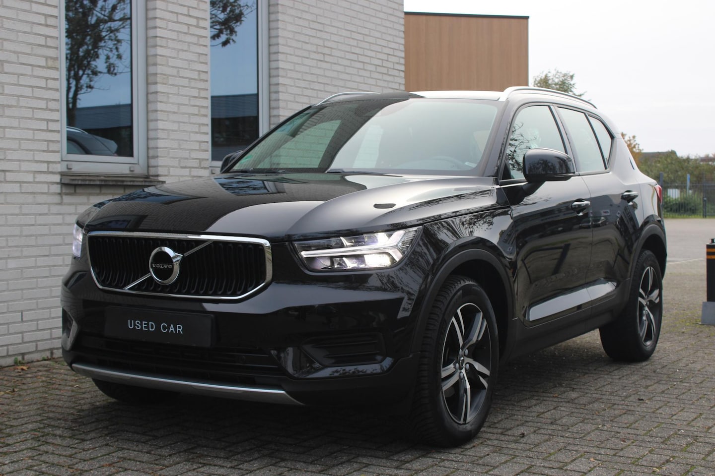 Volvo XC40 - 1.5 T3 Momentum Pro | 18" Lichtmetalen velgen | Parkeersensoren voor | Onyx Black Metallic - AutoWereld.nl