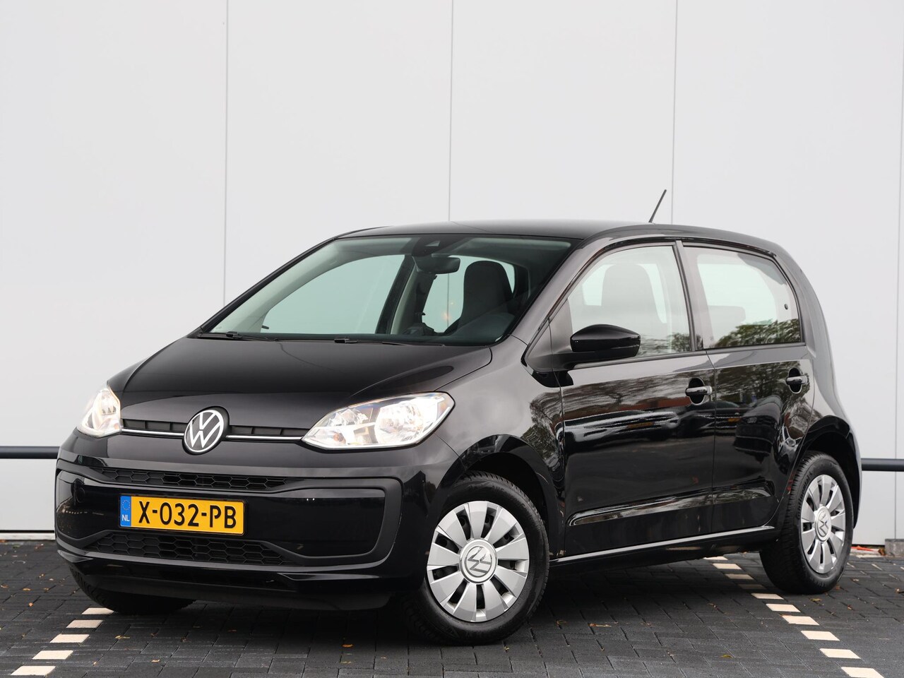 Volkswagen Up! - 1.0 65 pk | Dealer onderhouden | Cruise control | Achteruitrijcamera | Airconditioning | D - AutoWereld.nl
