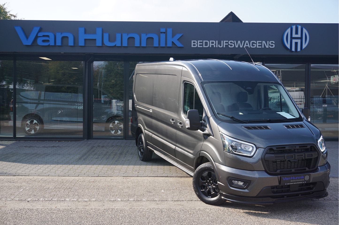 Ford Transit - 350L L3H2 JWR EDITION AUT-10 RWD 165PK BPM VRIJ 3.5T Trekhaak, Navi, Adap. Cruise, 360° Ca - AutoWereld.nl