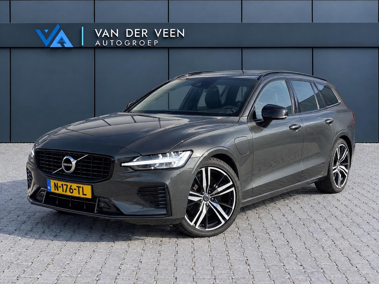 Volvo V60 - 2.0 T8 Recharge AWD R-Design | Incl. 12 maanden garantie | SOH 91% | Pilot assist | Harman - AutoWereld.nl