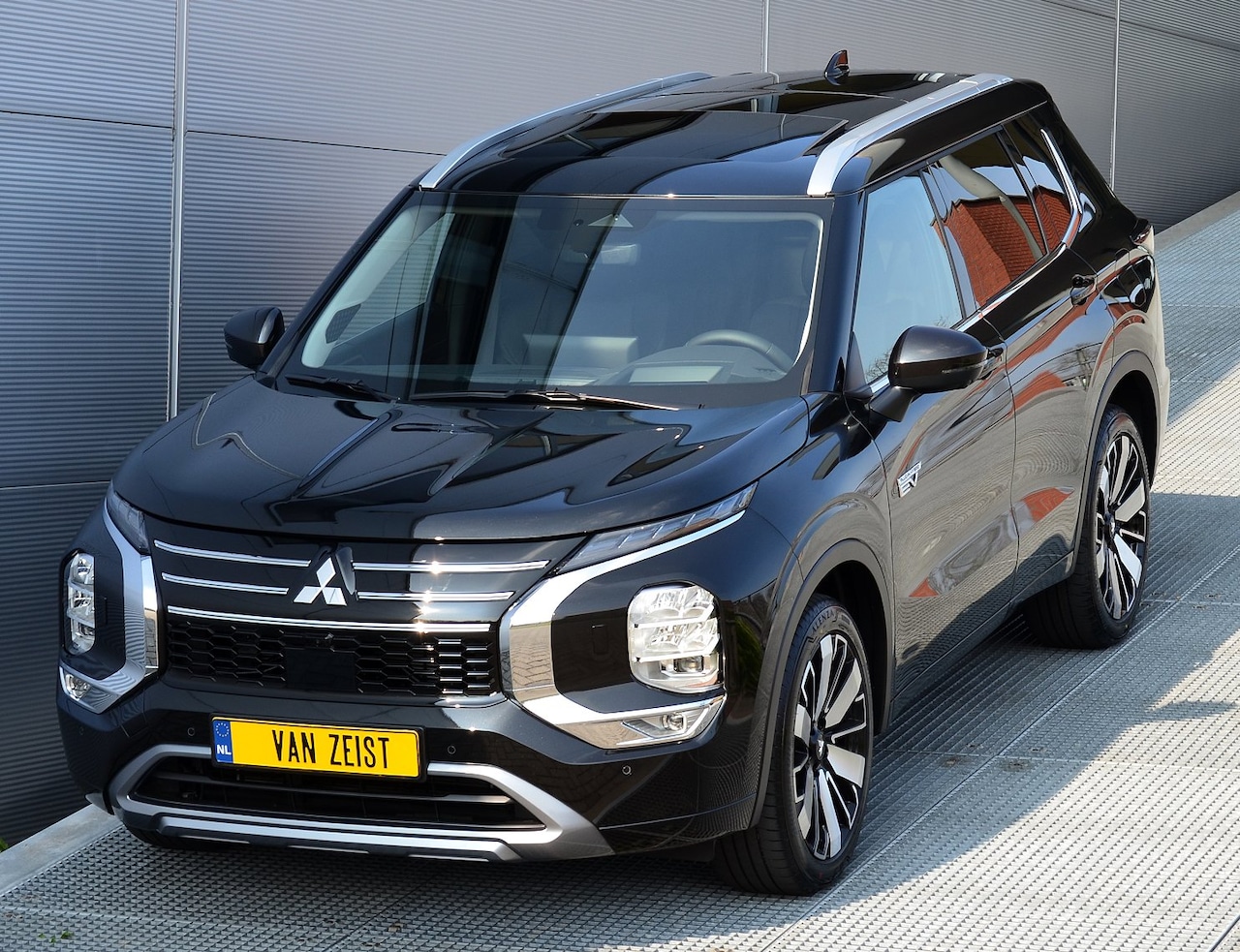Mitsubishi Outlander - PHEV 2.4 INSTYLE 4WD | PLUG IN HYBRID | SOH 96%  PANORAMA DAK | LEDER | V2H | YAMAHA SOUND - AutoWereld.nl