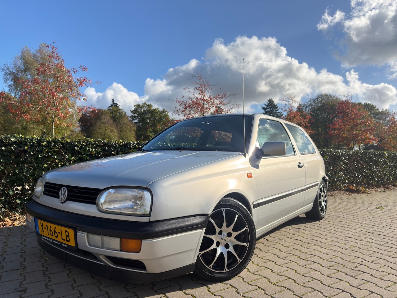 Volkswagen Golf - 1.8 CL Sport , 3-DRS. , Schuifdak / Stuurbekrachting / Rvs Uitlaat / 15"Lm Velgen / Trekha - AutoWereld.nl
