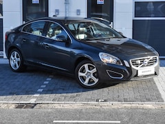 Volvo S60 - 2.0 T5 Momentum automaat / zwart leer / camera / schuifdak / cruise control / stoelverwarm