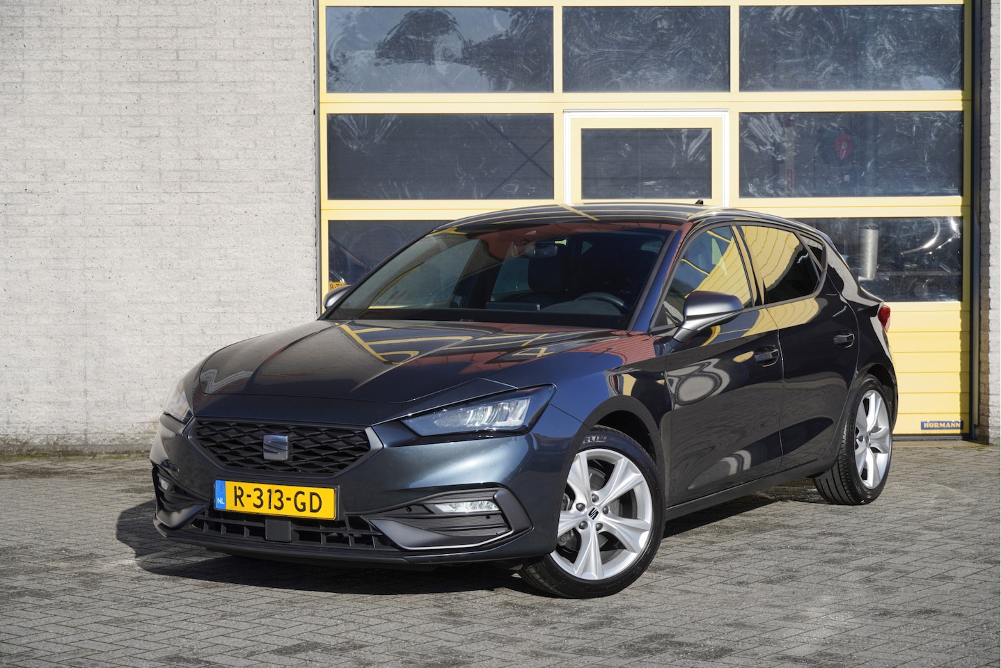 SEAT Leon - 1.0 eTSI Automaat! FR Business BJ2022 Lmv 17" | Led V+A | Pdc | Elek. trekhaak | App-Conne - AutoWereld.nl