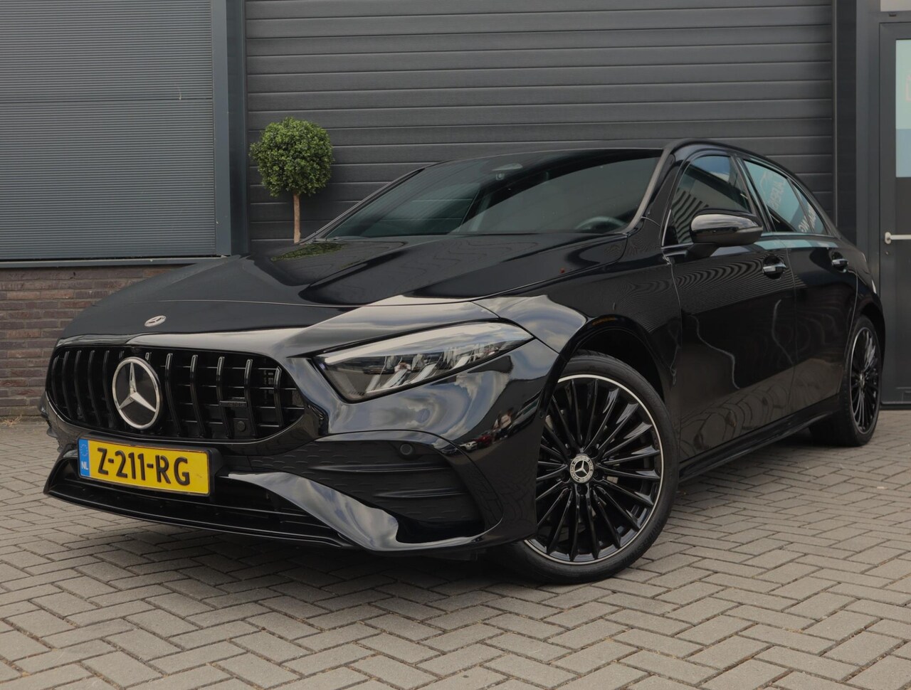 Mercedes-Benz A-klasse - 250 e Star Edition AMG Line | Pano | ACC | 19 Inch | Stoelverwarming - AutoWereld.nl