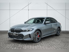 BMW 3-serie - 330e M Sport Automaat / Trekhaak / Sportstoelen / Adaptieve LED / Active Cruise Control /