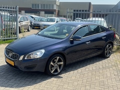 Volvo S60 - 1.6 T4 Kinetic 180PK AUTOMAAT Navi l Cruise l LED l Airco ECC 1e eigenaar l NL AUTO DEALER