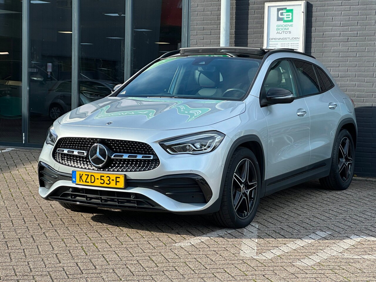 Mercedes-Benz GLA-Klasse - 180 AMG Line/PANO-DAK/CAMERA/CARPLAY/LED/NETTE STAAT!! - AutoWereld.nl