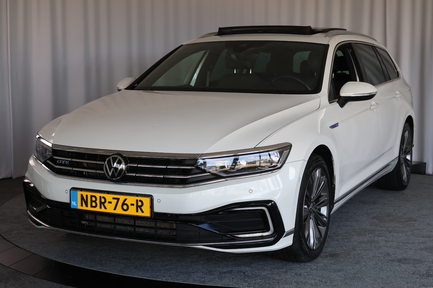 Volkswagen Passat Variant - 1.4 TSI PHEV GTE Business 1.4 TSI PHEV GTE Business, Camera, Leer, Keyless, Trekhaak, Pano - AutoWereld.nl