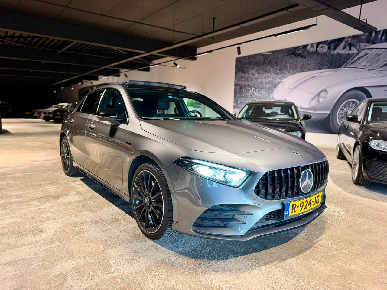 Mercedes-Benz A-klasse - 250 e Premium|AMG|Pano|Nieuwstaat|CarPlay|Leer|Nav|Vol! - AutoWereld.nl